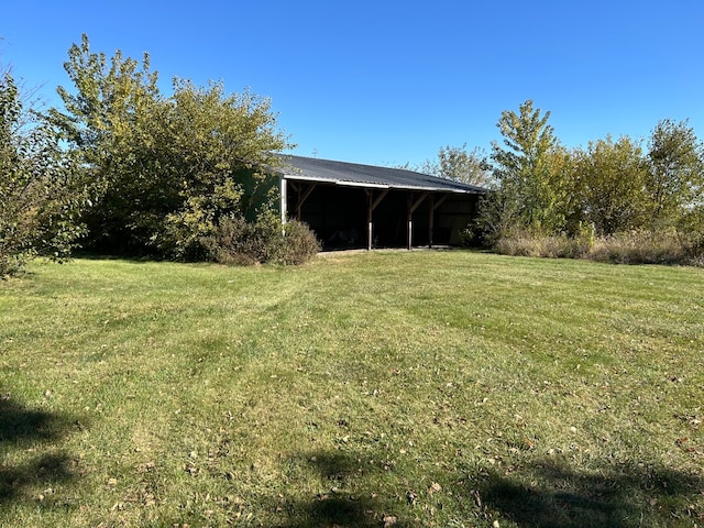 view of yard with an outdoor structure