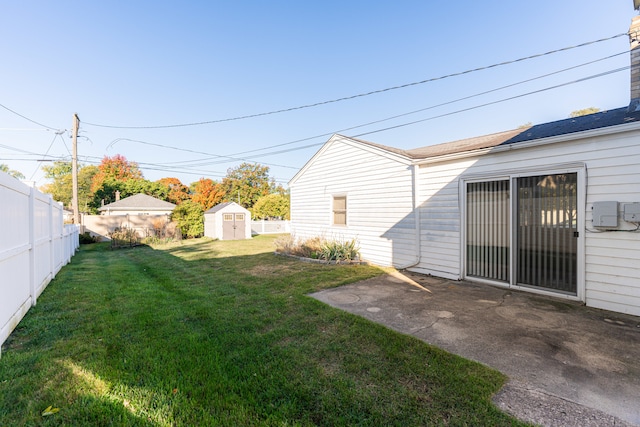 view of yard featuring a storage unit