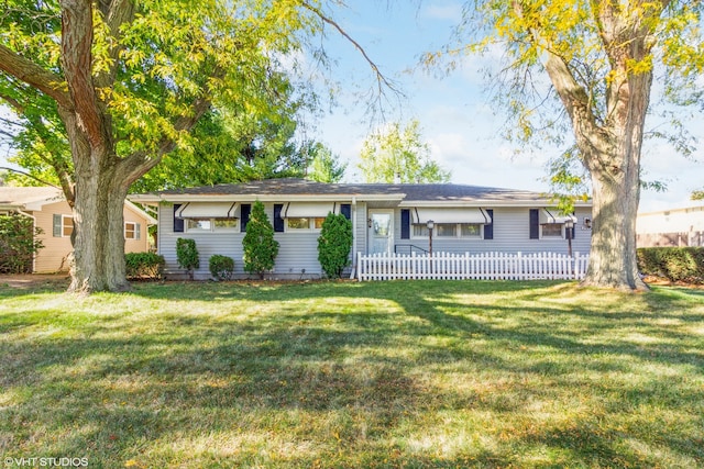 ranch-style house featuring a front lawn