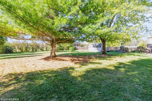 view of yard featuring a shed