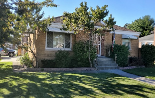 view of front of property featuring a front yard