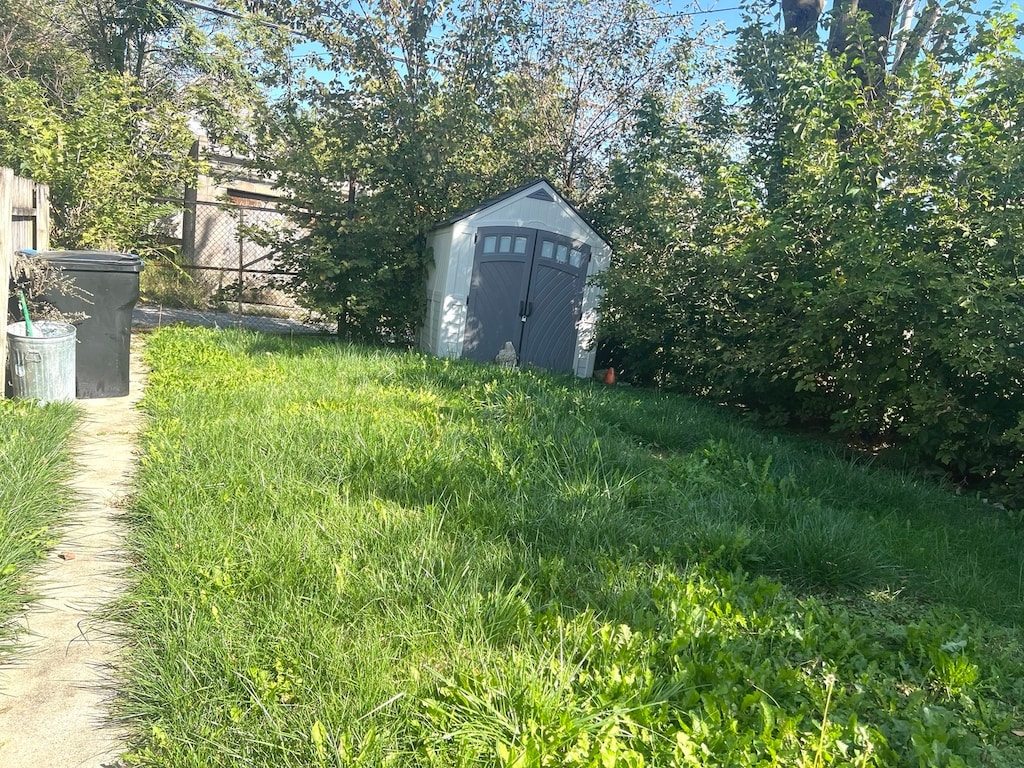 view of yard featuring a shed