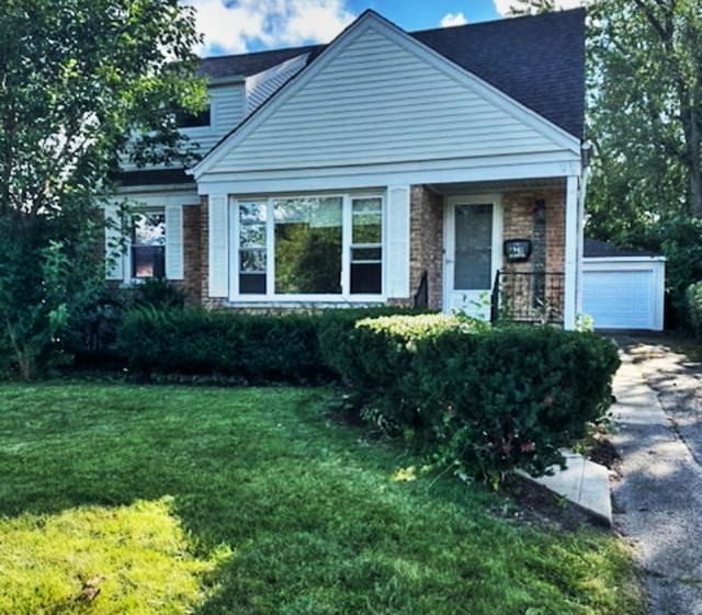 view of front of home featuring a front yard