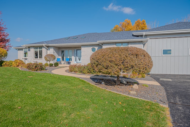 view of front of house featuring a front yard