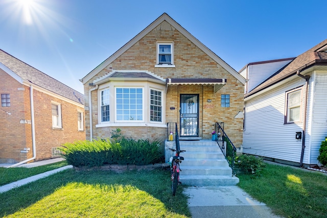 view of front of home with a front lawn