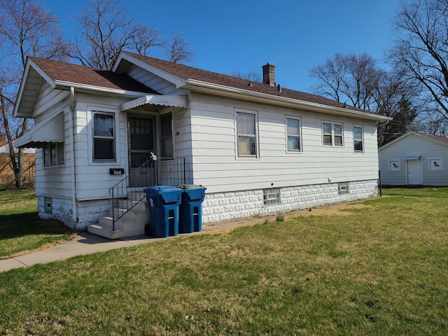 view of front facade with a front lawn