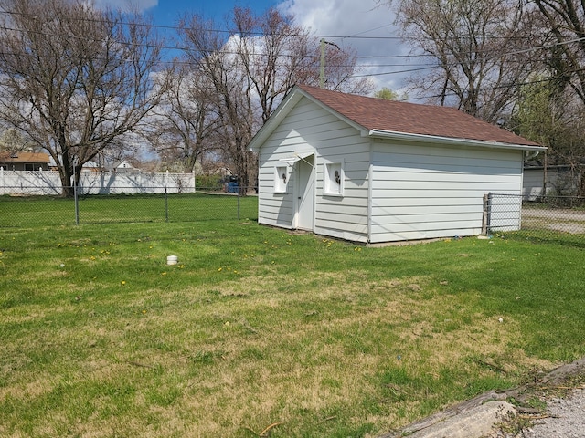 view of yard featuring an outdoor structure