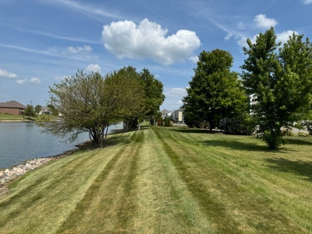 view of yard featuring a water view