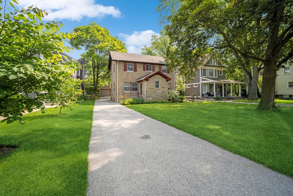 view of front of home featuring a front yard and a garage