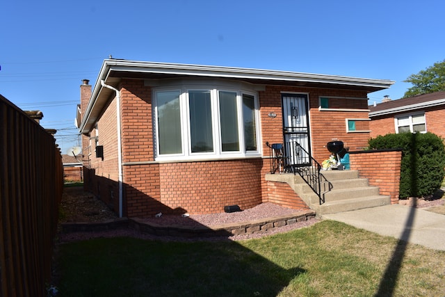 view of front facade featuring a front yard