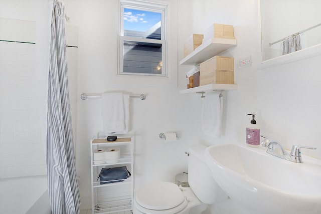 full bathroom featuring shower / bathtub combination with curtain, sink, and toilet