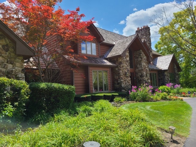 view of front of house featuring a front yard