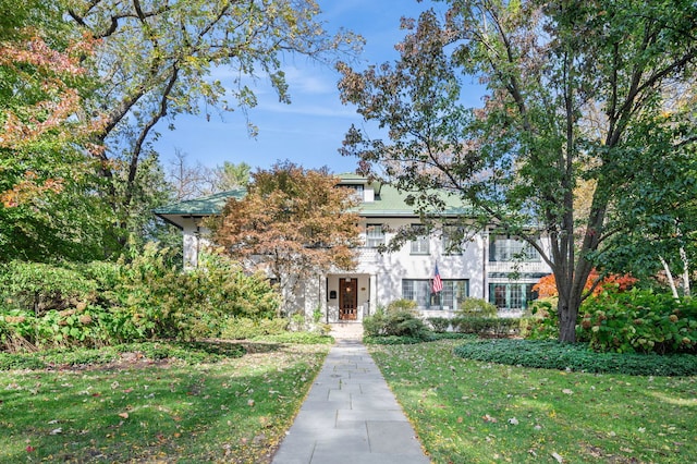 view of front facade featuring a front lawn