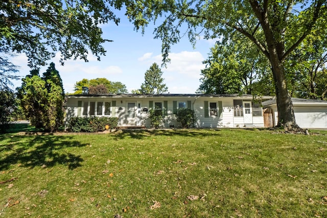 single story home featuring a front lawn