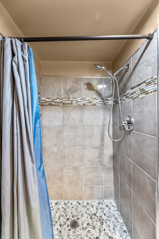 bathroom featuring a shower with curtain