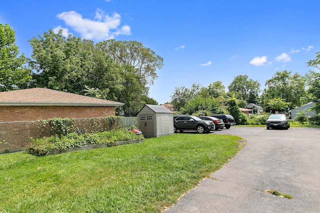 view of yard with a shed