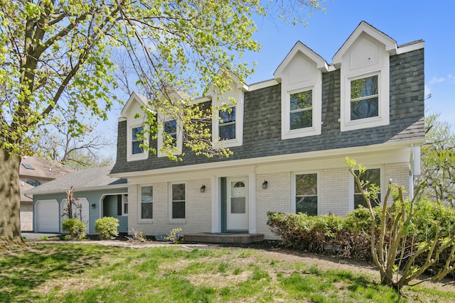 view of front facade featuring a front lawn and a garage