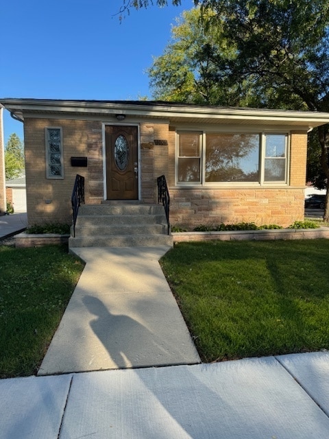 single story home featuring a front yard