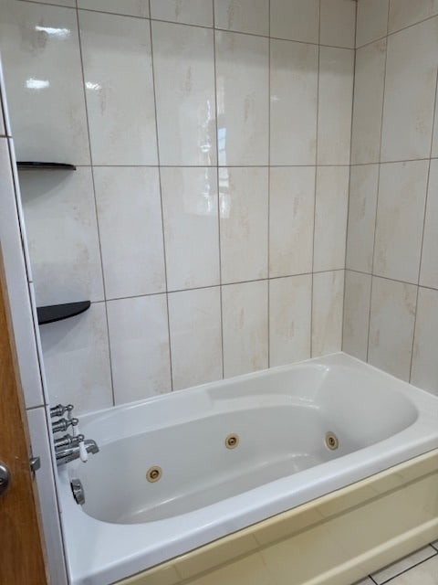 bathroom featuring a washtub