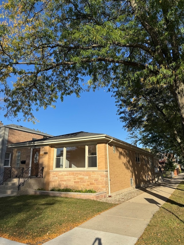 view of front of property with a front lawn