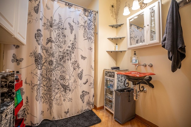 802 Union Rd, Harmon, IL 61042 - bathroom featuring wood finished floors, baseboards, and curtained shower