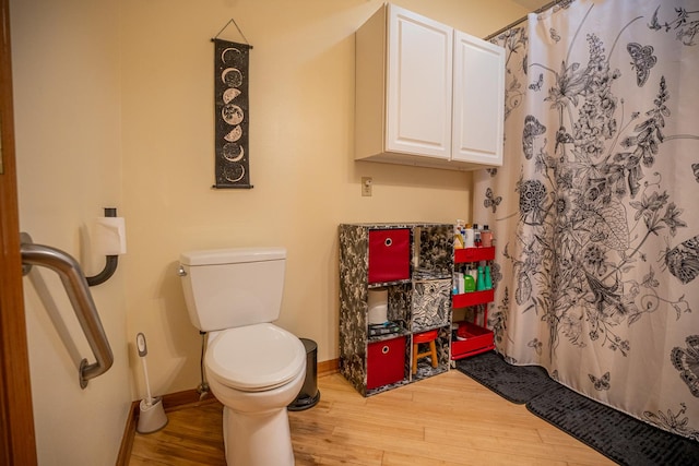 802 Union Rd, Harmon, IL 61042 - bathroom featuring wood finished floors, baseboards, toilet, and a shower with shower curtain
