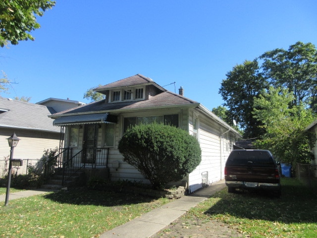 bungalow-style house with a front yard