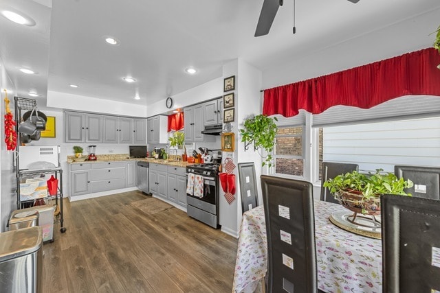 kitchen featuring appliances with stainless steel finishes, gray cabinets, ceiling fan, and dark hardwood / wood-style flooring