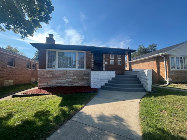 view of front of property featuring a front yard