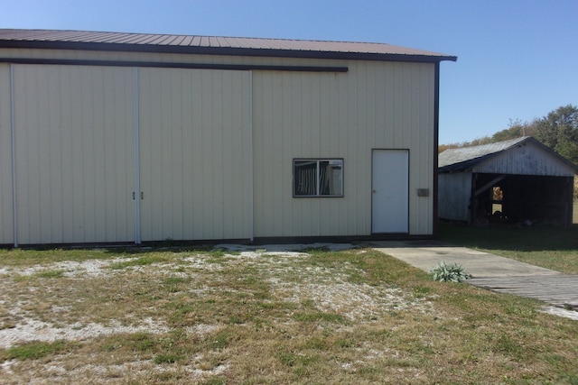 view of outbuilding with a yard