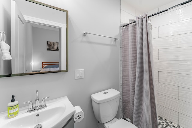 bathroom with curtained shower, vanity, and toilet