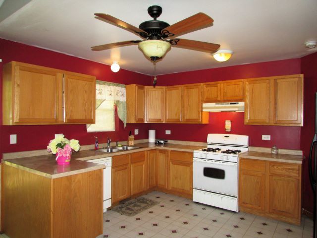 kitchen featuring ceiling fan, sink, and white appliances