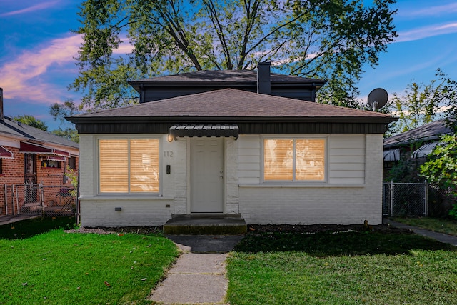 view of front of home featuring a lawn