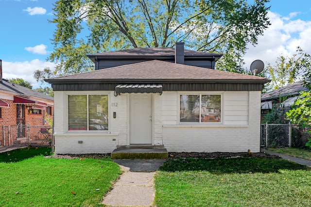 view of front of home featuring a front yard