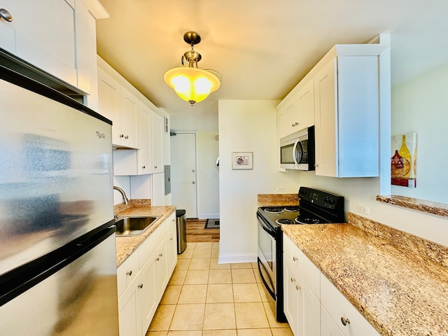 kitchen with sink, appliances with stainless steel finishes, hanging light fixtures, and white cabinetry