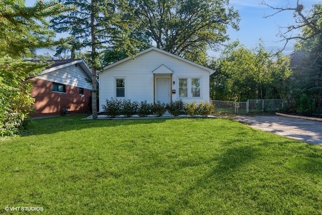 view of front facade with a front lawn