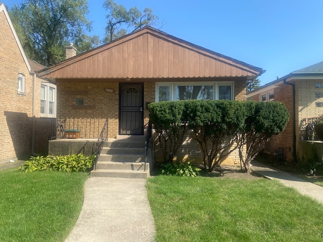 view of front facade featuring a front lawn