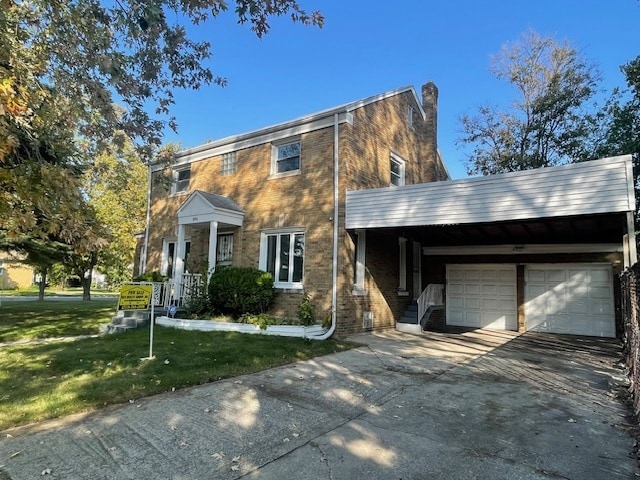 view of front of house with a carport and a front yard