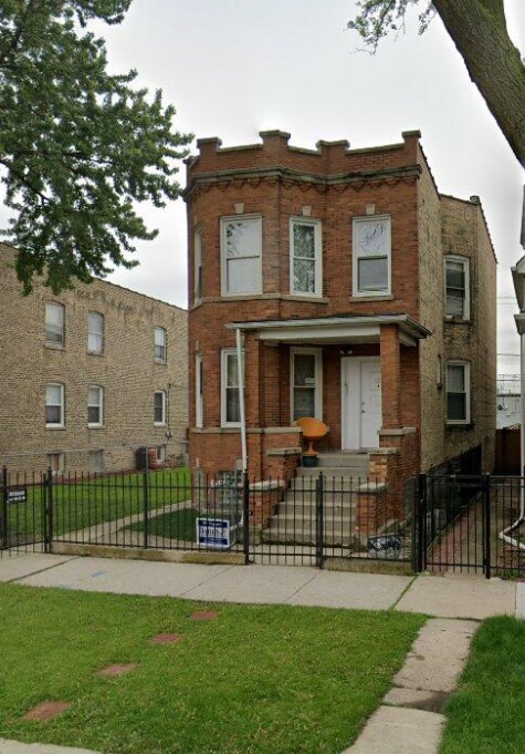 view of front of home featuring a front lawn