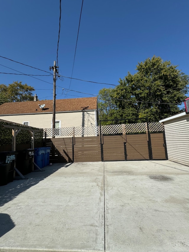 view of yard featuring a patio area