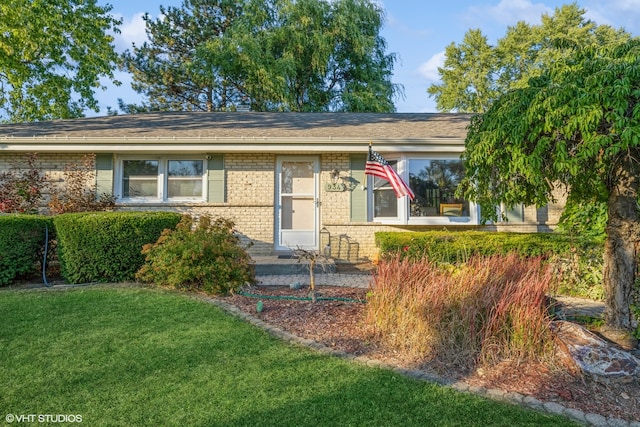 single story home with a front lawn