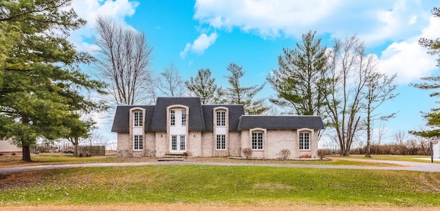 view of front of house featuring a front yard