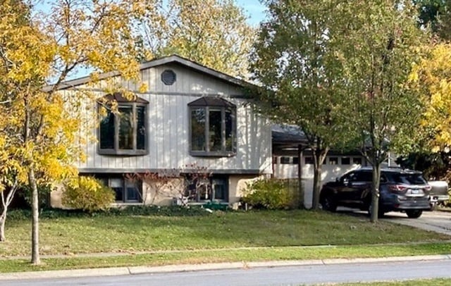 view of front of home with a front lawn