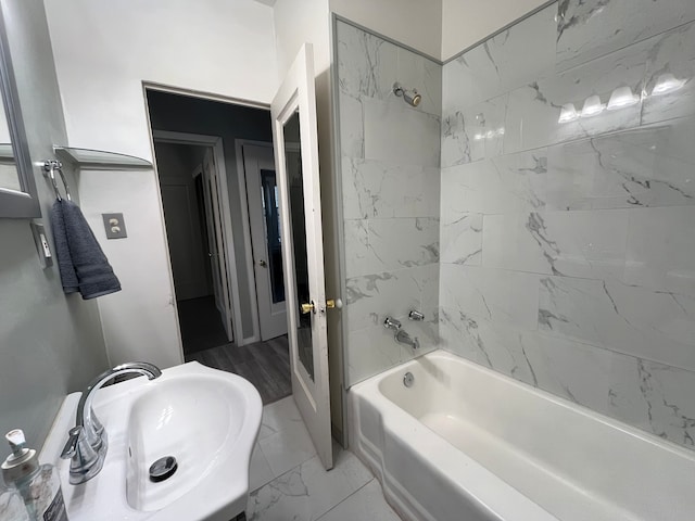 bathroom with tiled shower / bath and sink