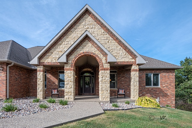 view of front of house featuring a front lawn