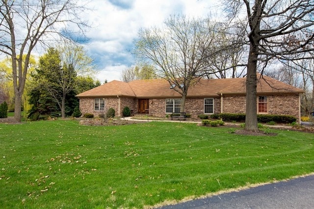 view of front of property with a front lawn