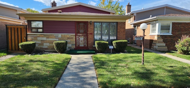 view of front of house with a front lawn