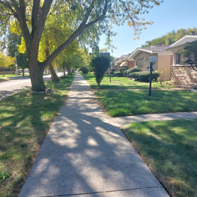 view of property's community featuring a yard