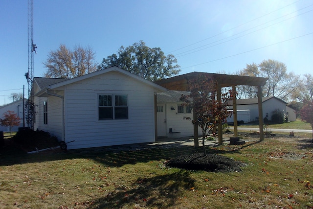 back of house featuring a yard