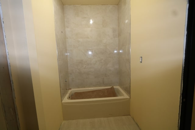 bathroom with tiled shower / bath combo